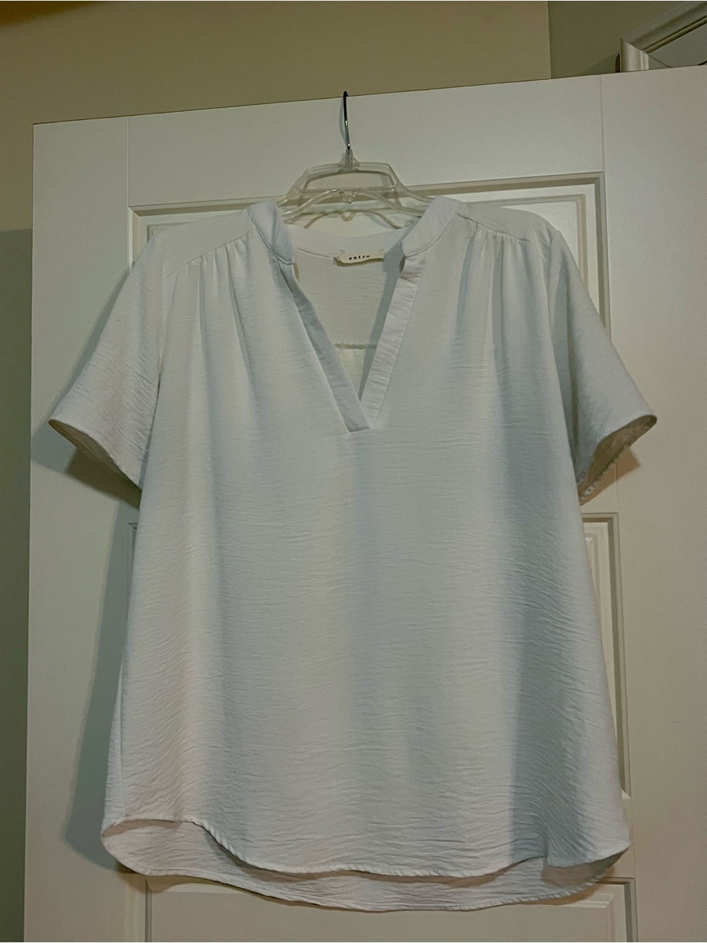 Women’s Creamy White Split-Neck Short Sleeve Flowy Top
